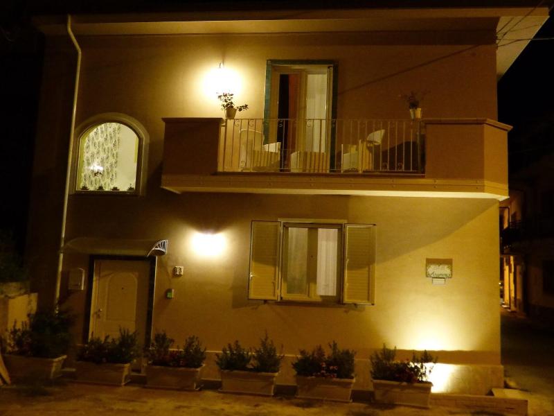 Aramoni B B image