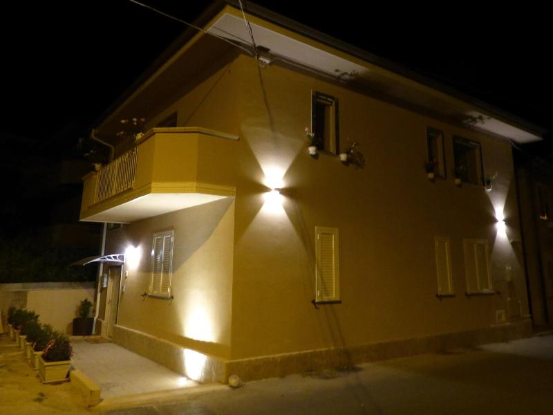 Aramoni B B image