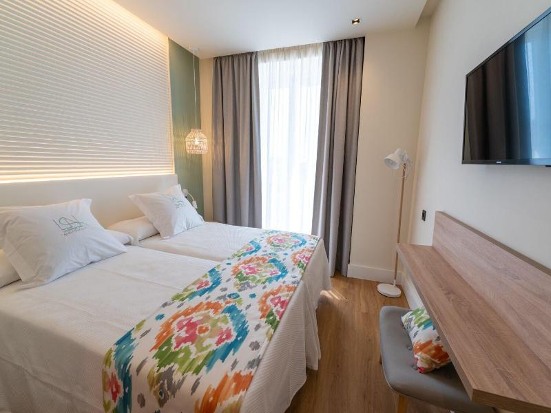 La Puerta De Nerja Hostal Boutique image