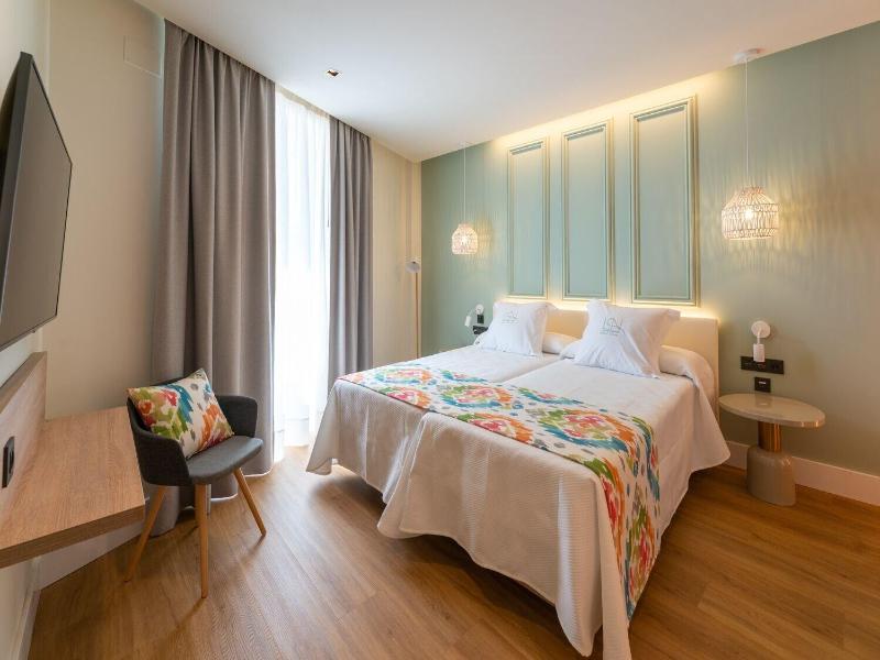 La Puerta De Nerja Hostal Boutique image