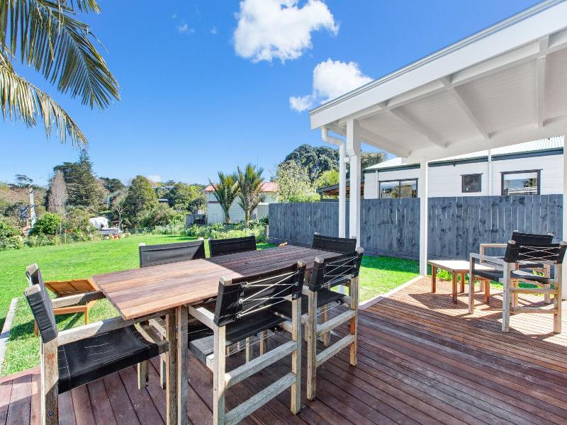 The Little Blue Bach In Oneroa Village image