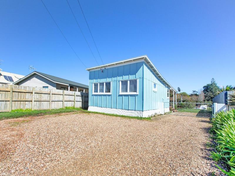 The Little Blue Bach In Oneroa Village image