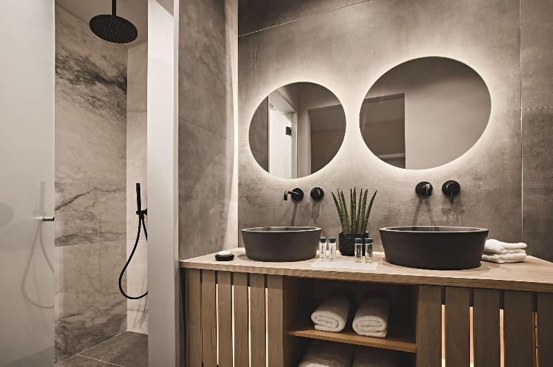 O2 Suites Glyfada image