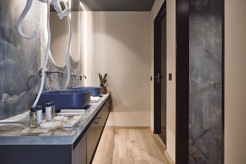 O2 Suites Glyfada image