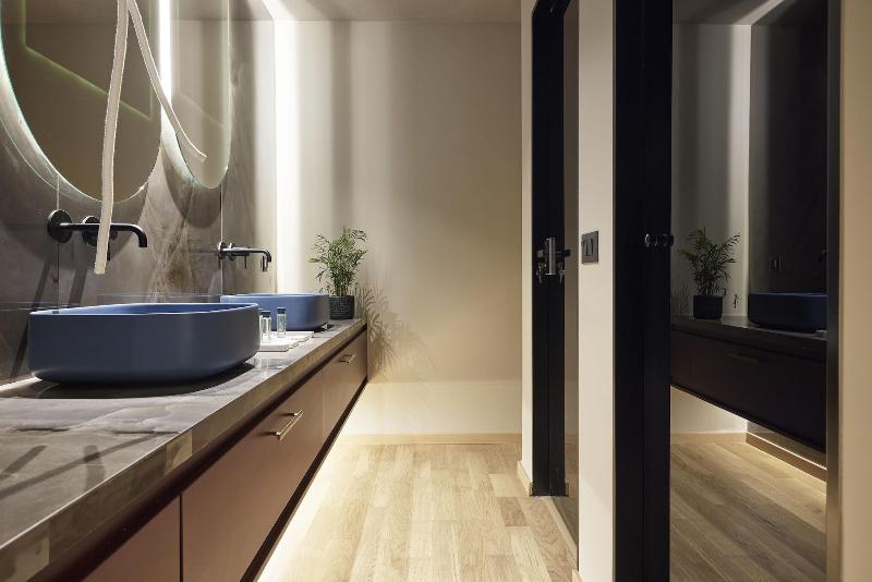 O2 Suites Glyfada image