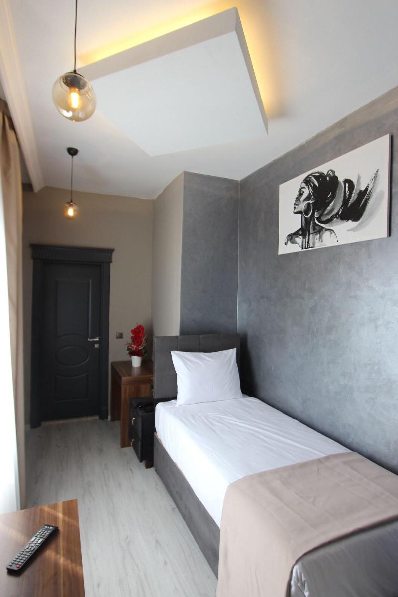 Monezza Hotel image