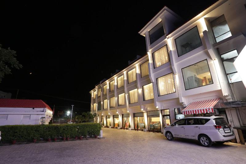 The Vaishnodevi Sarovar Portico image