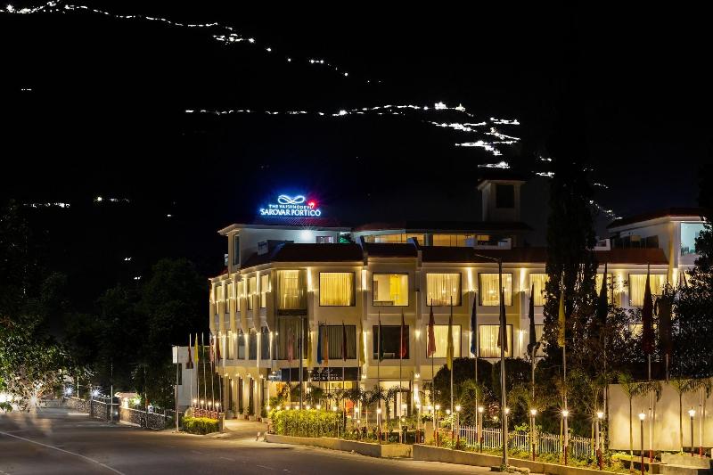 The Vaishnodevi Sarovar Portico image