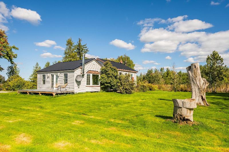 Cozy Cabin 300m Lake Erie — main photo