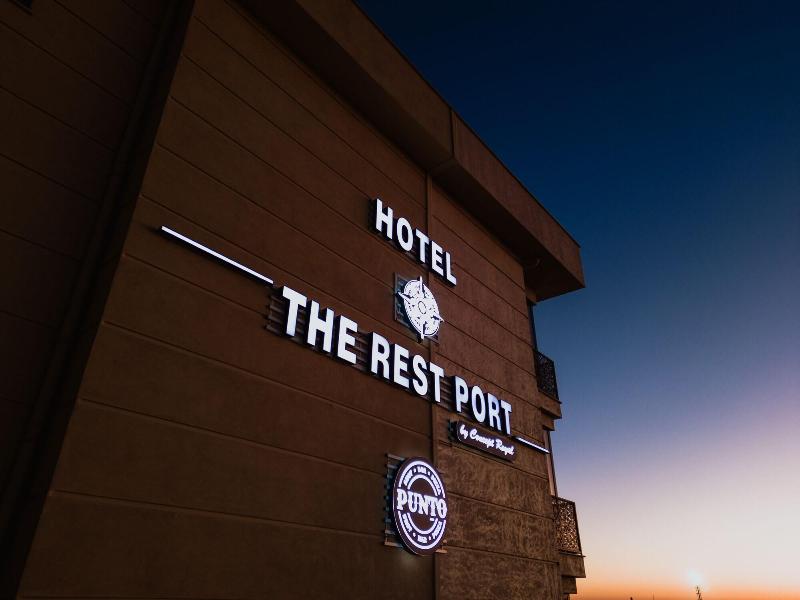 The Rest Port Hotel image