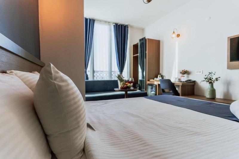 The Rest Port Hotel image