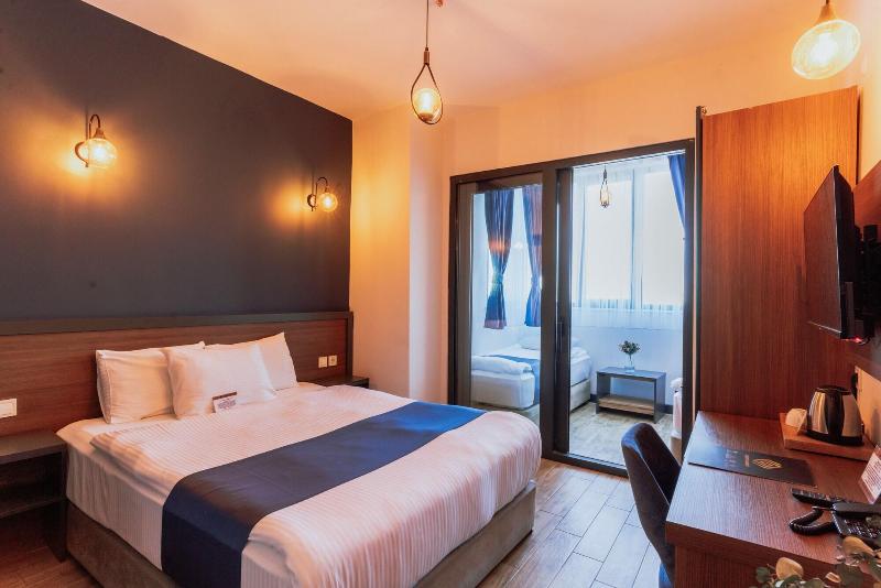 The Rest Port Hotel image