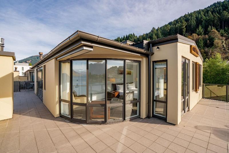 Spacious Unit With Views And Balcony