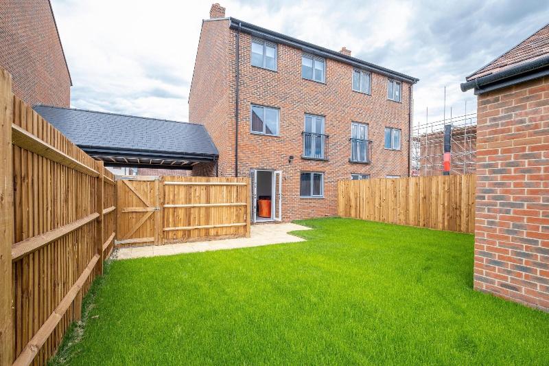 Modern 5 Bedroom 3 Bath Hse Aylesbury image