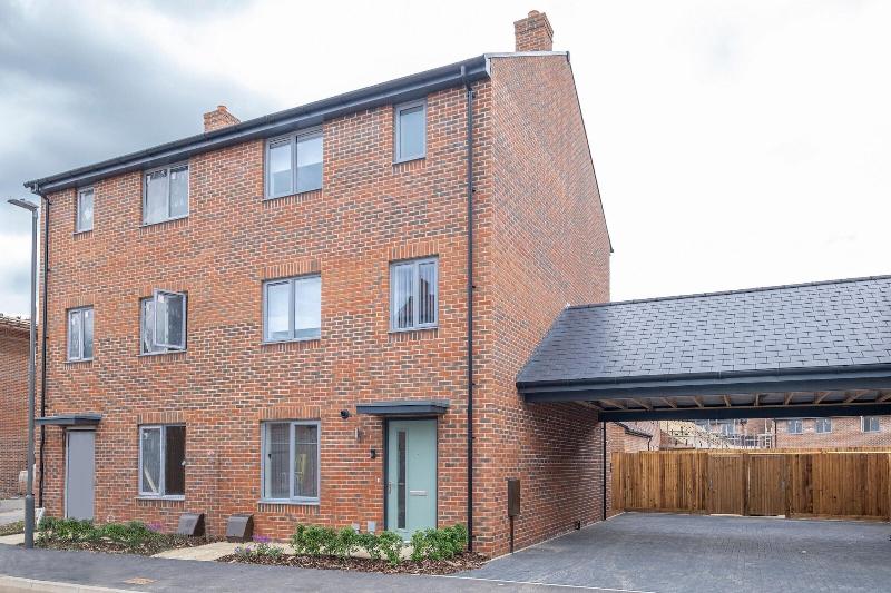 Modern 5 Bedroom 3 Bath Hse Aylesbury image