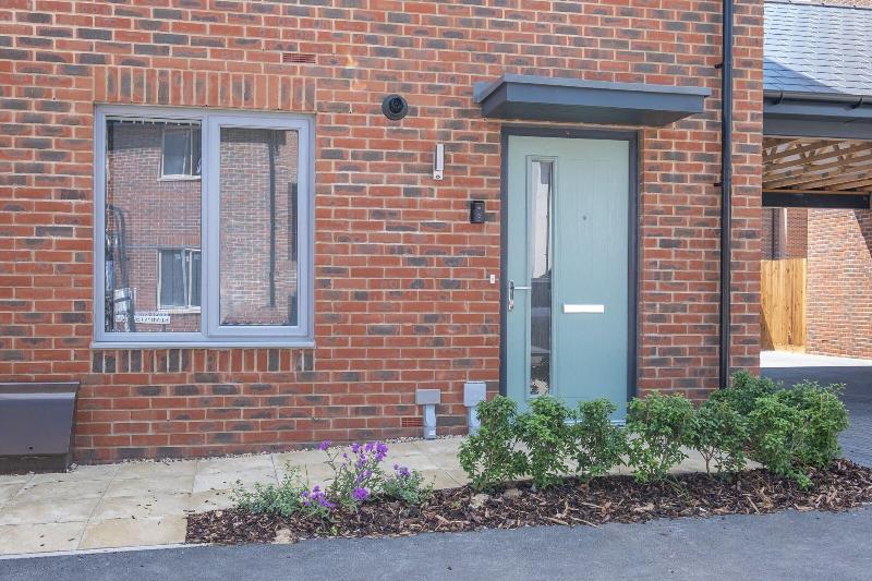 Modern 5 Bedroom 3 Bath Hse Aylesbury image