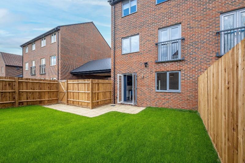 Modern 5 Bedroom 3 Bath Hse Aylesbury image