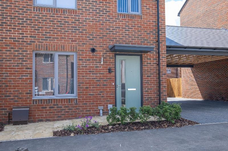 Modern 5 Bedroom 3 Bath Hse Aylesbury image
