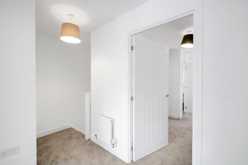 Modern 5 Bedroom 3 Bath Hse Aylesbury image
