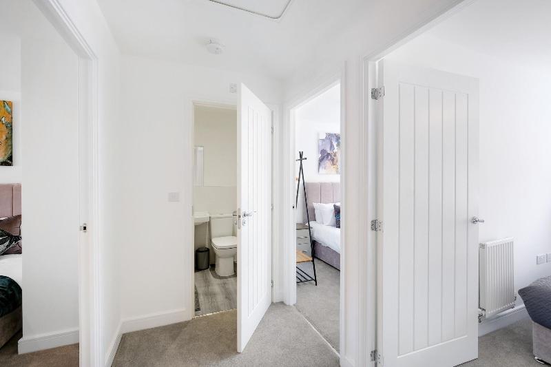 Modern 5 Bedroom 3 Bath Hse Aylesbury image