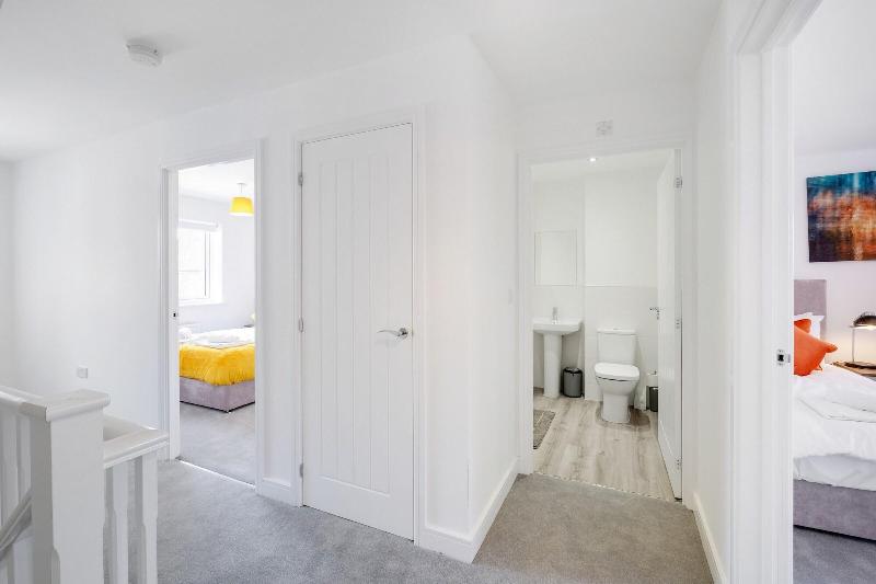 Modern 5 Bedroom 3 Bath Hse Aylesbury image