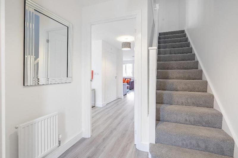 Modern 5 Bedroom 3 Bath Hse Aylesbury image