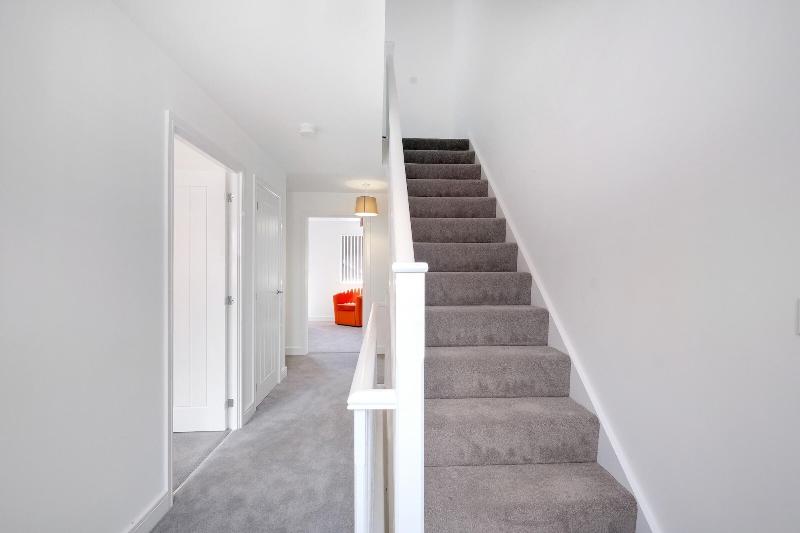 Modern 5 Bedroom 3 Bath Hse Aylesbury image