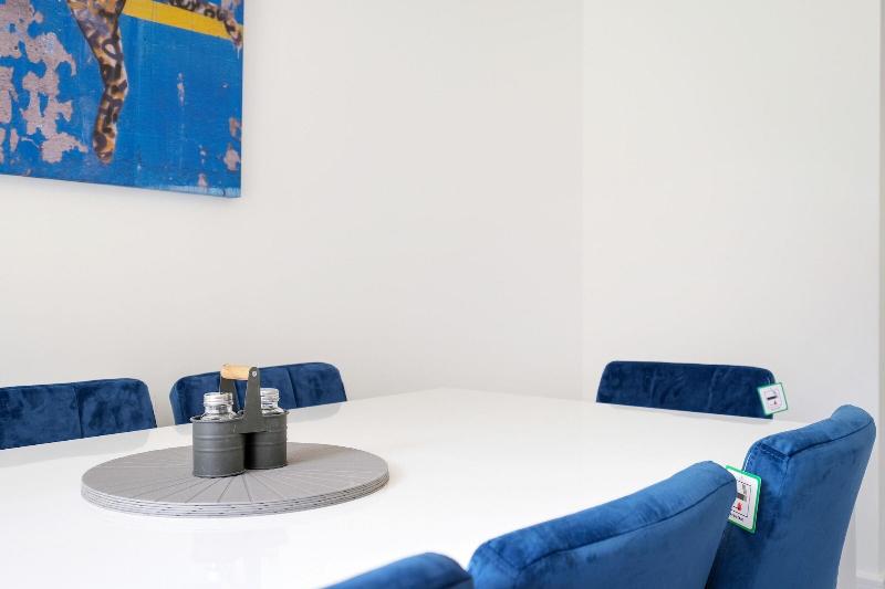 Modern 5 Bedroom 3 Bath Hse Aylesbury image