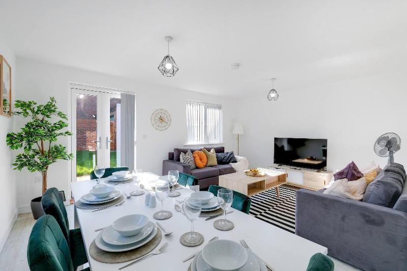 Modern 5 Bedroom 3 Bath Hse Aylesbury image