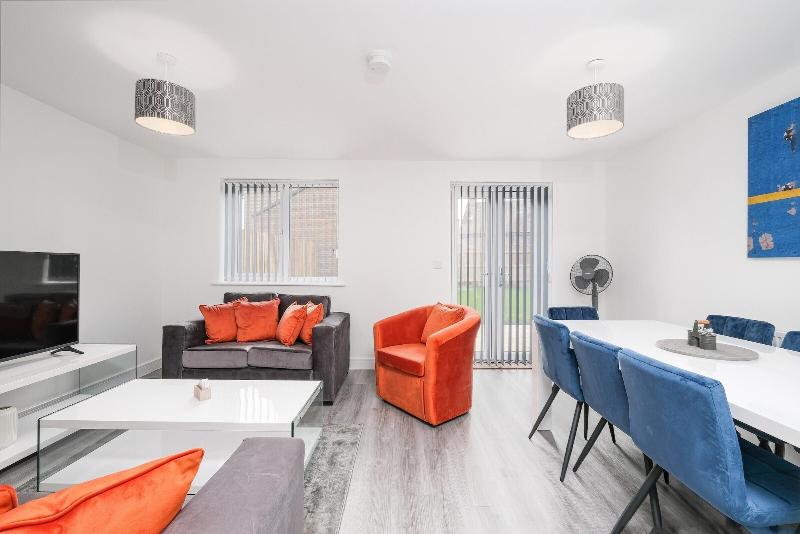 Modern 5 Bedroom 3 Bath Hse Aylesbury image
