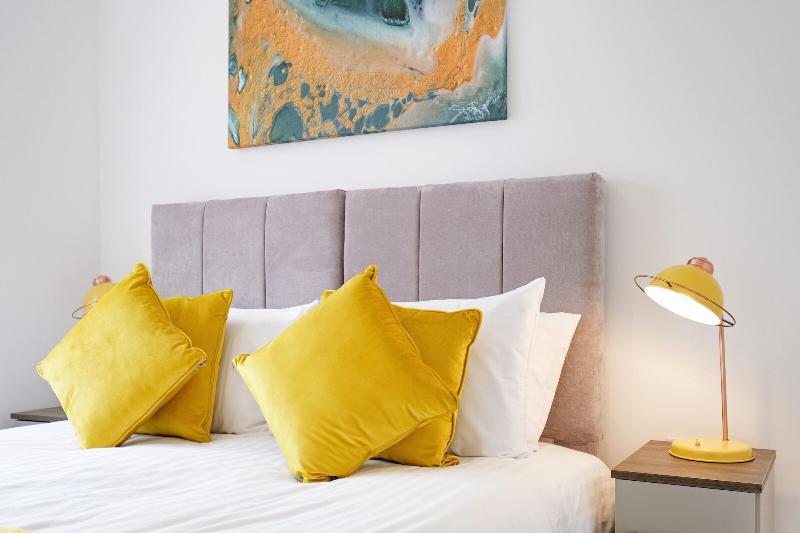 Modern 5 Bedroom 3 Bath Hse Aylesbury image