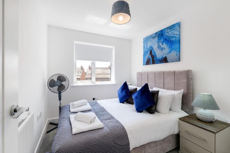 Modern 5 Bedroom 3 Bath Hse Aylesbury image
