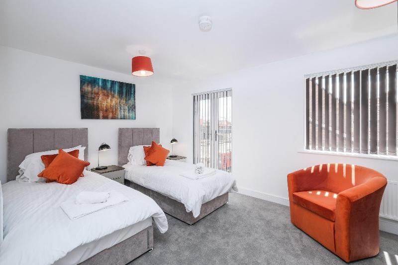 Modern 5 Bedroom 3 Bath Hse Aylesbury image