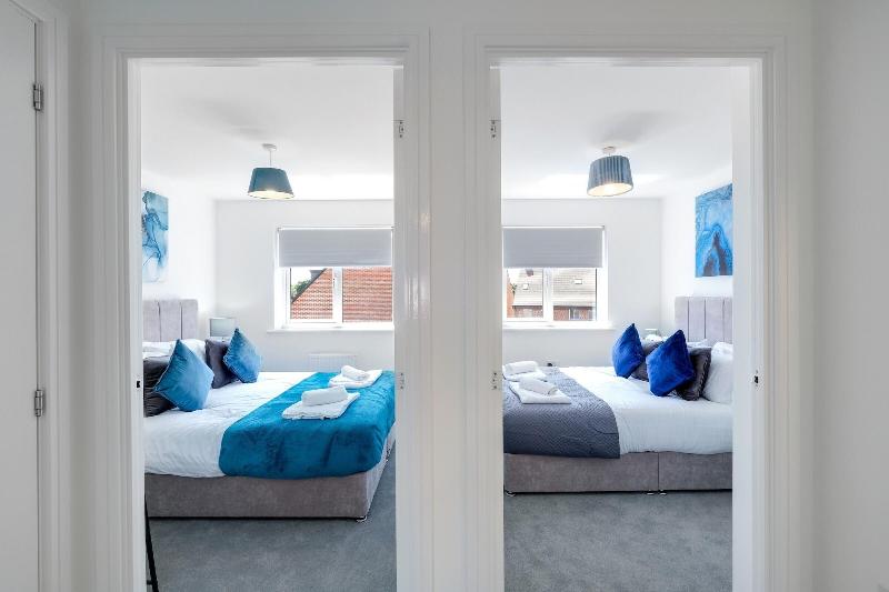 Modern 5 Bedroom 3 Bath Hse Aylesbury image