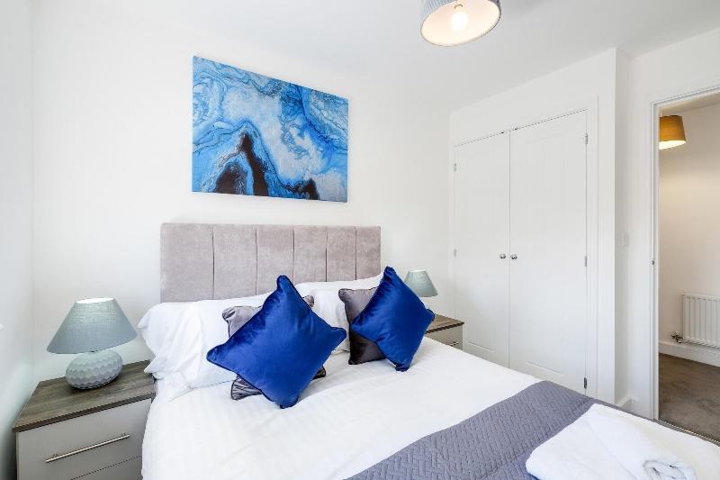 Modern 5 Bedroom 3 Bath Hse Aylesbury image