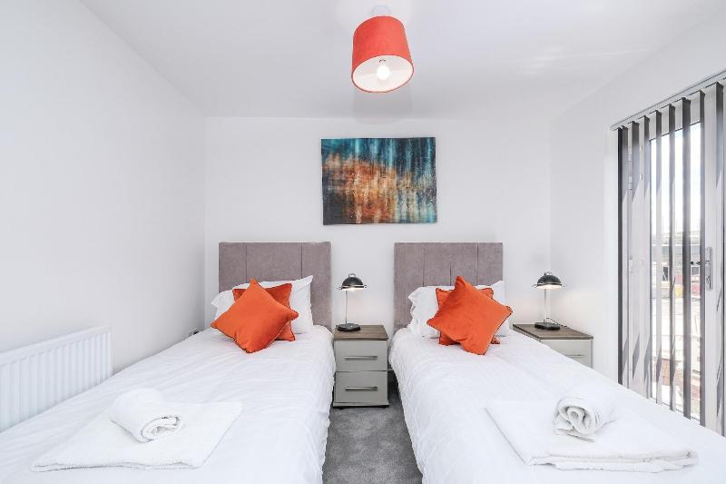 Modern 5 Bedroom 3 Bath Hse Aylesbury image