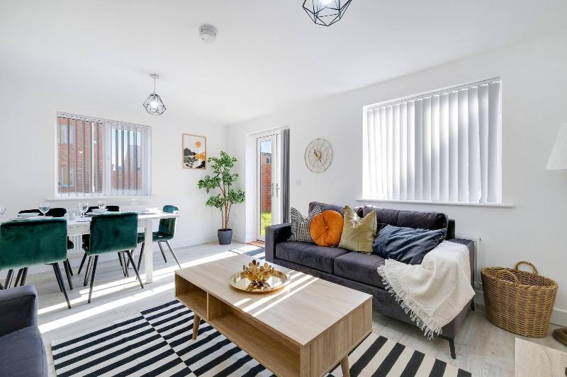 Modern 5 Bedroom 3 Bath Hse Aylesbury image