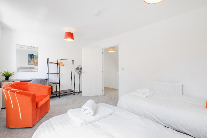 Modern 5 Bedroom 3 Bath Hse Aylesbury image