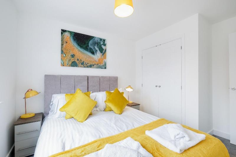 Modern 5 Bedroom 3 Bath Hse Aylesbury image
