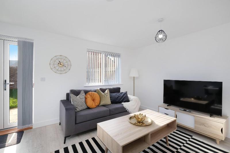 Modern 5 Bedroom 3 Bath Hse Aylesbury image