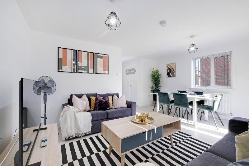Modern 5 Bedroom 3 Bath Hse Aylesbury image