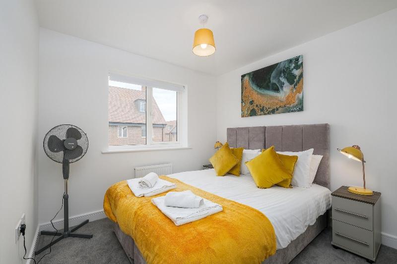 Modern 5 Bedroom 3 Bath Hse Aylesbury image
