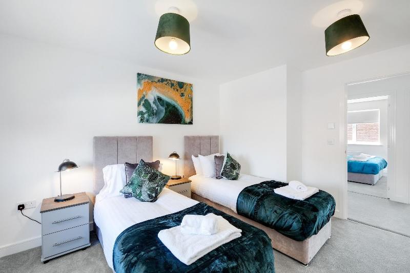 Modern 5 Bedroom 3 Bath Hse Aylesbury image