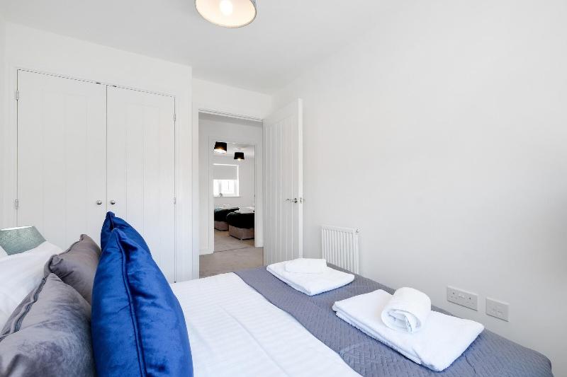 Modern 5 Bedroom 3 Bath Hse Aylesbury image