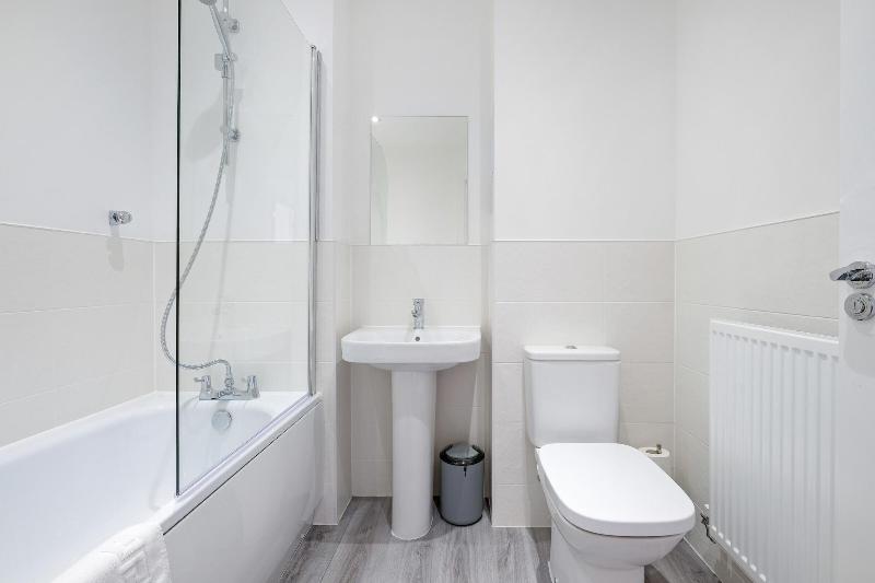 Modern 5 Bedroom 3 Bath Hse Aylesbury image