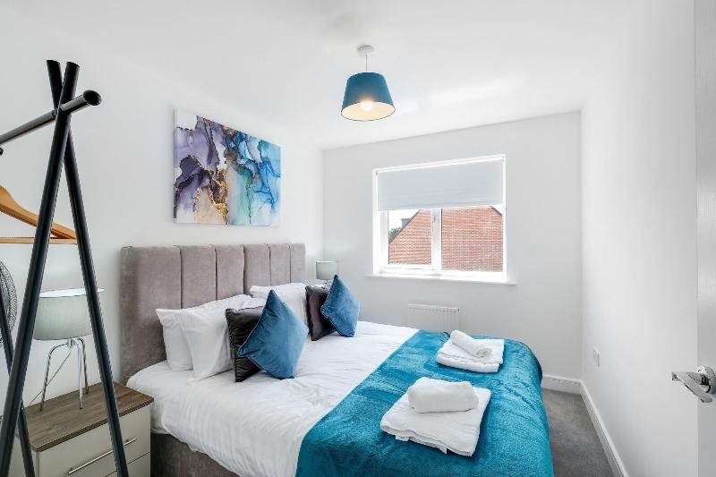 Modern 5 Bedroom 3 Bath Hse Aylesbury image