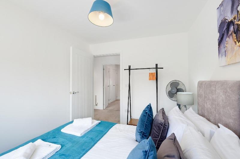 Modern 5 Bedroom 3 Bath Hse Aylesbury image