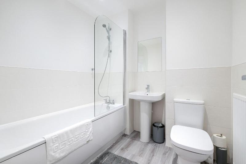 Modern 5 Bedroom 3 Bath Hse Aylesbury image