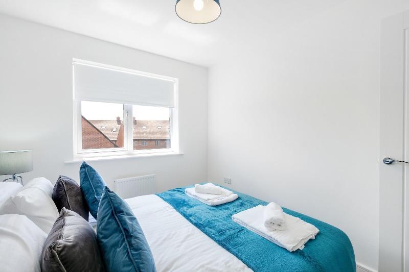 Modern 5 Bedroom 3 Bath Hse Aylesbury image