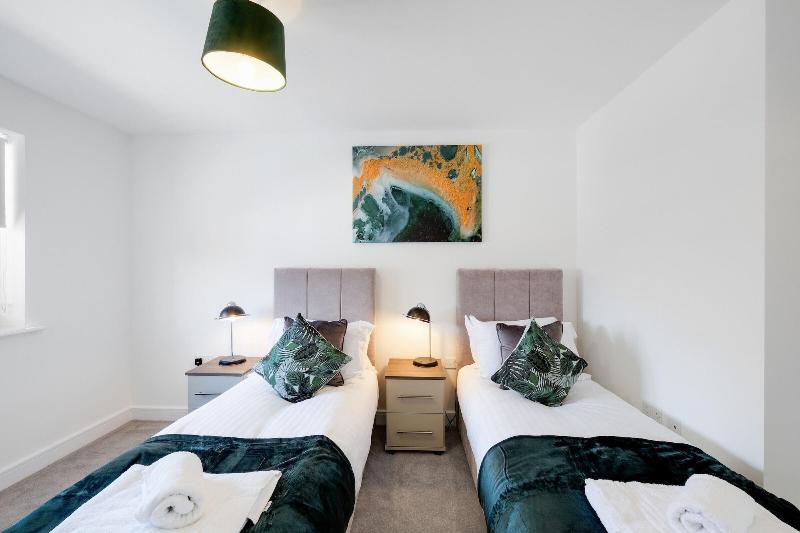 Modern 5 Bedroom 3 Bath Hse Aylesbury image